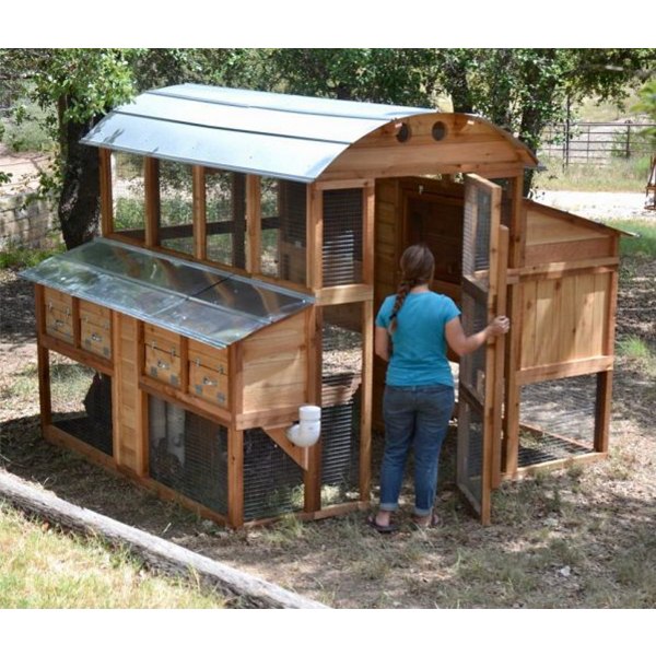 CHICKEN COOP WITH DOME-SHAPED ENTRANCE